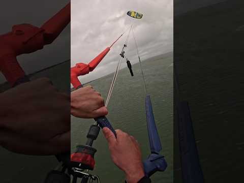 Kite Loop UK Storm!!! @DUOTONEKiteboarding #kiteloop #bigair #courtintheact #kitesurfing #action