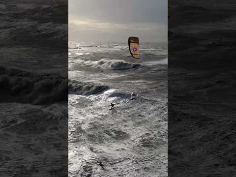 Closing down the inside! #courtintheact #kitesurfing @DUOTONEKiteboarding #freeride #kiteboarding