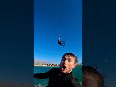 Close call, epic shred with @maxtullett2406 🤟🤟 #pov #kiteboarding #bigair #capetown #courtintheact