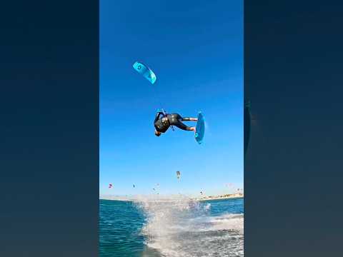 Follow cam in Cape Town! Epic session with Max Tullet 🤟🤟 #courtintheact #freeride #kiteboarding