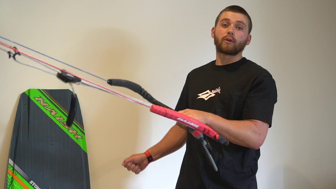 How to Add Grabs to a Backroll in Kitesurfing – kitesurf videó és tippek